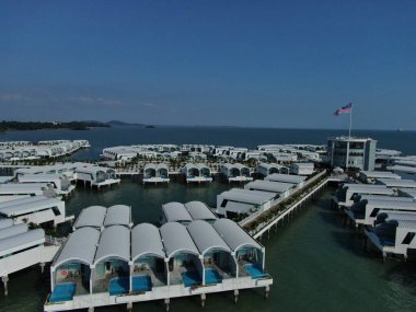 Port Dickson, Negeri Sembilan / Malezya - 25 Ocak 2020: Hibiscus çiçeği ve damga şeklinde oteller ve tatil beldeleri