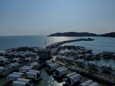 Port Dickson, Negeri Sembilan / Malezya - 25 Ocak 2020: Hibiscus çiçeği ve damga şeklinde oteller ve tatil beldeleri