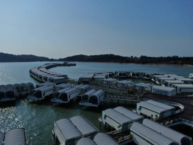 Port Dickson, Negeri Sembilan / Malezya - 25 Ocak 2020: Hibiscus çiçeği ve damga şeklinde oteller ve tatil beldeleri