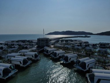 Port Dickson, Negeri Sembilan / Malezya - 25 Ocak 2020: Hibiscus çiçeği ve damga şeklinde oteller ve tatil beldeleri