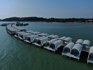 Port Dickson, Negeri Sembilan / Malezya - 25 Ocak 2020: Hibiscus çiçeği ve damga şeklinde oteller ve tatil beldeleri