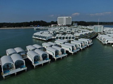 Port Dickson, Negeri Sembilan / Malezya - 25 Ocak 2020: Hibiscus çiçeği ve damga şeklinde oteller ve tatil beldeleri