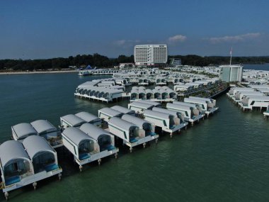 Port Dickson, Negeri Sembilan / Malezya - 25 Ocak 2020: Hibiscus çiçeği ve damga şeklinde oteller ve tatil beldeleri