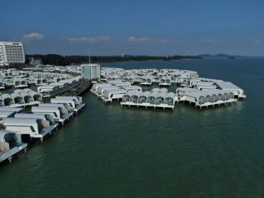 Port Dickson, Negeri Sembilan / Malezya - 25 Ocak 2020: Hibiscus çiçeği ve damga şeklinde oteller ve tatil beldeleri