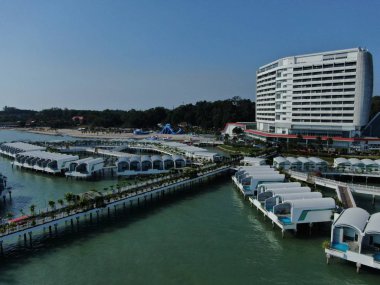 Port Dickson, Negeri Sembilan / Malezya - 25 Ocak 2020: Hibiscus çiçeği ve damga şeklinde oteller ve tatil beldeleri