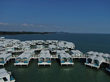 Port Dickson, Negeri Sembilan / Malezya - 25 Ocak 2020: Hibiscus çiçeği ve damga şeklinde oteller ve tatil beldeleri