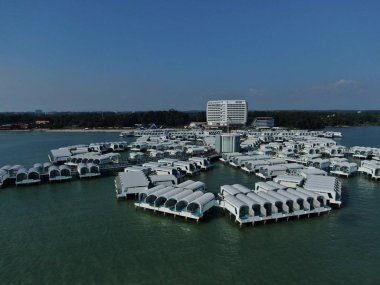 Port Dickson, Negeri Sembilan / Malezya - 25 Ocak 2020: Hibiscus çiçeği ve damga şeklinde oteller ve tatil beldeleri