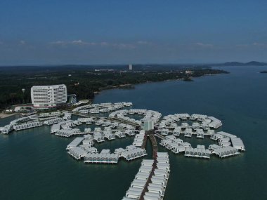 Port Dickson, Negeri Sembilan / Malezya - 25 Ocak 2020: Hibiscus çiçeği ve damga şeklinde oteller ve tatil beldeleri