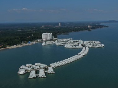 Port Dickson, Negeri Sembilan / Malezya - 25 Ocak 2020: Hibiscus çiçeği ve damga şeklinde oteller ve tatil beldeleri