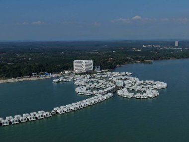 Port Dickson, Negeri Sembilan / Malezya - 25 Ocak 2020: Hibiscus çiçeği ve damga şeklinde oteller ve tatil beldeleri