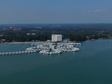 Port Dickson, Negeri Sembilan / Malezya - 25 Ocak 2020: Hibiscus çiçeği ve damga şeklinde oteller ve tatil beldeleri