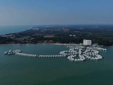 Port Dickson, Negeri Sembilan / Malezya - 25 Ocak 2020: Hibiscus çiçeği ve damga şeklinde oteller ve tatil beldeleri