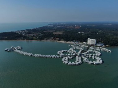 Port Dickson, Negeri Sembilan / Malezya - 25 Ocak 2020: Hibiscus çiçeği ve damga şeklinde oteller ve tatil beldeleri