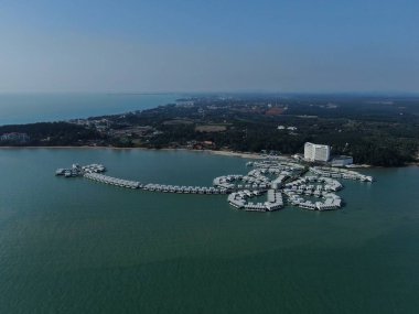 Port Dickson, Negeri Sembilan / Malezya - 25 Ocak 2020: Hibiscus çiçeği ve damga şeklinde oteller ve tatil beldeleri