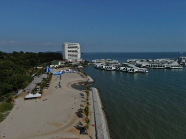 Port Dickson, Negeri Sembilan / Malezya - 25 Ocak 2020: Hibiscus çiçeği ve damga şeklinde oteller ve tatil beldeleri