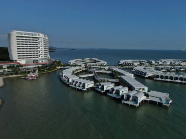 Port Dickson, Negeri Sembilan / Malezya - 25 Ocak 2020: Hibiscus çiçeği ve damga şeklinde oteller ve tatil beldeleri