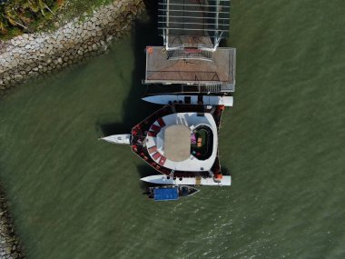 Port Dickson, Negeri Sembilan / Malezya - 25 Ocak 2020: Hibiscus çiçeği ve damga şeklinde oteller ve tatil beldeleri