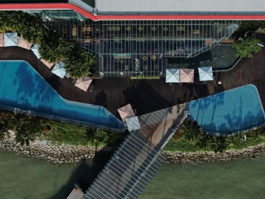 Port Dickson, Negeri Sembilan / Malezya - 25 Ocak 2020: Hibiscus çiçeği ve damga şeklinde oteller ve tatil beldeleri