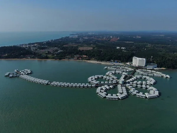 Port Dickson, Negeri Sembilan / Malezya - 25 Ocak 2020: Hibiscus çiçeği ve damga şeklinde oteller ve tatil beldeleri