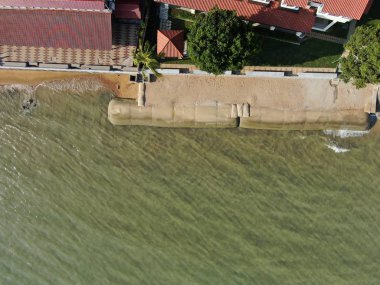 Port Dickson, Negeri Sembilan / Malezya - 25 Ocak 2020: Hibiscus çiçeği ve damga şeklinde oteller ve tatil beldeleri