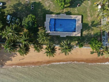 Port Dickson, Negeri Sembilan / Malezya - 25 Ocak 2020: Hibiscus çiçeği ve damga şeklinde oteller ve tatil beldeleri