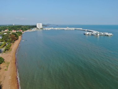 Port Dickson, Negeri Sembilan / Malezya - 25 Ocak 2020: Hibiscus çiçeği ve damga şeklinde oteller ve tatil beldeleri