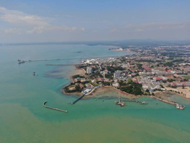 Port Dickson, Negeri Sembilan / Malezya - 25 Ocak 2020: Hibiscus çiçeği ve damga şeklinde oteller ve tatil beldeleri