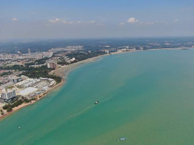 Port Dickson, Negeri Sembilan / Malezya - 25 Ocak 2020: Hibiscus çiçeği ve damga şeklinde oteller ve tatil beldeleri