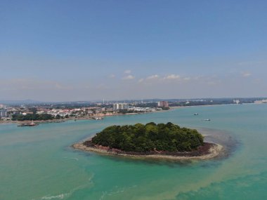 Port Dickson, Negeri Sembilan / Malezya - 25 Ocak 2020: Hibiscus çiçeği ve damga şeklinde oteller ve tatil beldeleri