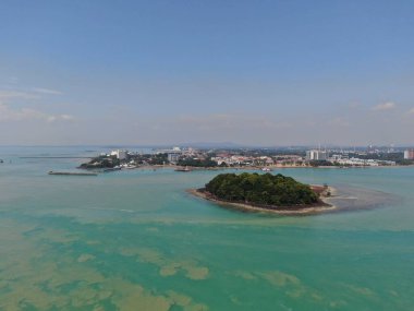 Port Dickson, Negeri Sembilan / Malezya - 25 Ocak 2020: Hibiscus çiçeği ve damga şeklinde oteller ve tatil beldeleri