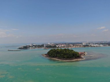 Port Dickson, Negeri Sembilan / Malezya - 25 Ocak 2020: Hibiscus çiçeği ve damga şeklinde oteller ve tatil beldeleri