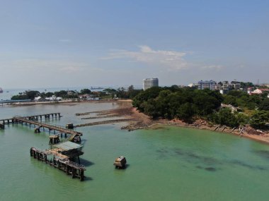 Port Dickson, Negeri Sembilan / Malezya - 25 Ocak 2020: Hibiscus çiçeği ve damga şeklinde oteller ve tatil beldeleri