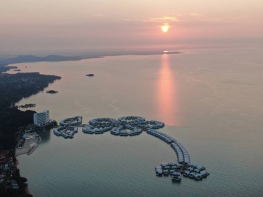 Port Dickson, Negeri Sembilan / Malezya - 25 Ocak 2020: Hibiscus çiçeği ve damga şeklinde oteller ve tatil beldeleri