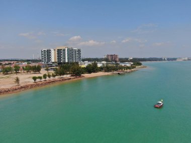Port Dickson, Negeri Sembilan / Malezya - 25 Ocak 2020: Hibiscus çiçeği ve damga şeklinde oteller ve tatil beldeleri