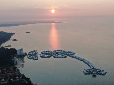 Port Dickson, Negeri Sembilan / Malezya - 25 Ocak 2020: Hibiscus çiçeği ve damga şeklinde oteller ve tatil beldeleri