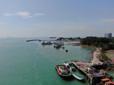 Port Dickson, Negeri Sembilan / Malezya - 25 Ocak 2020: Hibiscus çiçeği ve damga şeklinde oteller ve tatil beldeleri