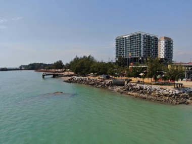 Port Dickson, Negeri Sembilan / Malezya - 25 Ocak 2020: Hibiscus çiçeği ve damga şeklinde oteller ve tatil beldeleri