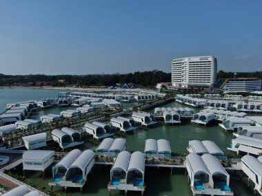 Port Dickson, Negeri Sembilan / Malezya - 25 Ocak 2020: Hibiscus çiçeği ve damga şeklinde oteller ve tatil beldeleri