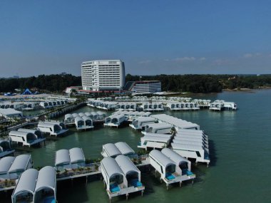 Port Dickson, Negeri Sembilan / Malezya - 25 Ocak 2020: Hibiscus çiçeği ve damga şeklinde oteller ve tatil beldeleri