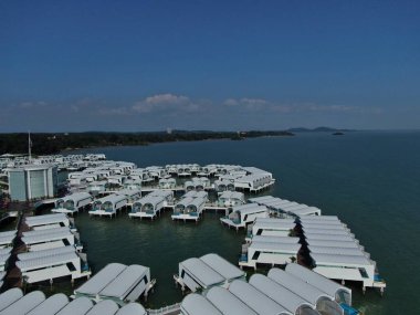 Port Dickson, Negeri Sembilan / Malezya - 25 Ocak 2020: Hibiscus çiçeği ve damga şeklinde oteller ve tatil beldeleri
