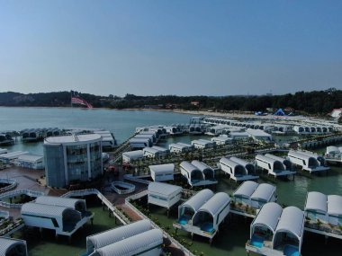 Port Dickson, Negeri Sembilan / Malezya - 25 Ocak 2020: Hibiscus çiçeği ve damga şeklinde oteller ve tatil beldeleri