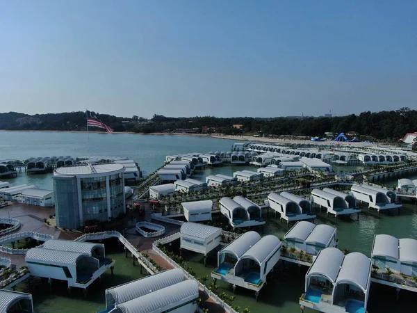 Port Dickson, Negeri Sembilan / Malezya - 25 Ocak 2020: Hibiscus çiçeği ve damga şeklinde oteller ve tatil beldeleri