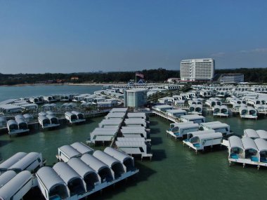 Port Dickson, Negeri Sembilan / Malezya - 25 Ocak 2020: Hibiscus çiçeği ve damga şeklinde oteller ve tatil beldeleri