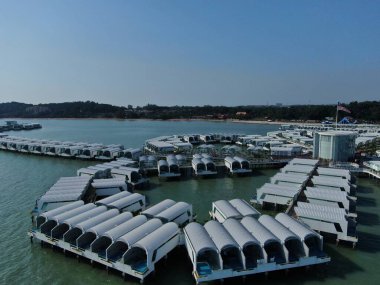 Port Dickson, Negeri Sembilan / Malezya - 25 Ocak 2020: Hibiscus çiçeği ve damga şeklinde oteller ve tatil beldeleri