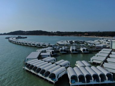 Port Dickson, Negeri Sembilan / Malezya - 25 Ocak 2020: Hibiscus çiçeği ve damga şeklinde oteller ve tatil beldeleri