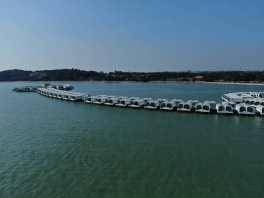 Port Dickson, Negeri Sembilan / Malezya - 25 Ocak 2020: Hibiscus çiçeği ve damga şeklinde oteller ve tatil beldeleri