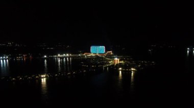 Port Dickson, Negeri Sembilan / Malezya - 25 Ocak 2020: Hibiscus çiçeği ve damga şeklinde oteller ve tatil beldeleri