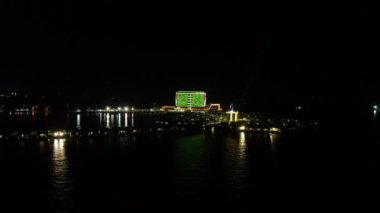 Port Dickson, Negeri Sembilan / Malezya - 25 Ocak 2020: Hibiscus çiçeği ve damga şeklinde oteller ve tatil beldeleri