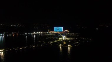 Port Dickson, Negeri Sembilan / Malezya - 25 Ocak 2020: Hibiscus çiçeği ve damga şeklinde oteller ve tatil beldeleri