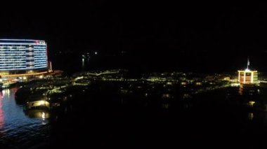 Port Dickson, Negeri Sembilan / Malezya - 25 Ocak 2020: Hibiscus çiçeği ve damga şeklinde oteller ve tatil beldeleri